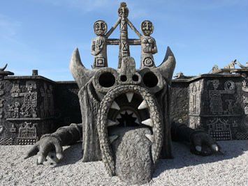 Le-dragon-sculpture-du-musee-Robert-Tatin_slide